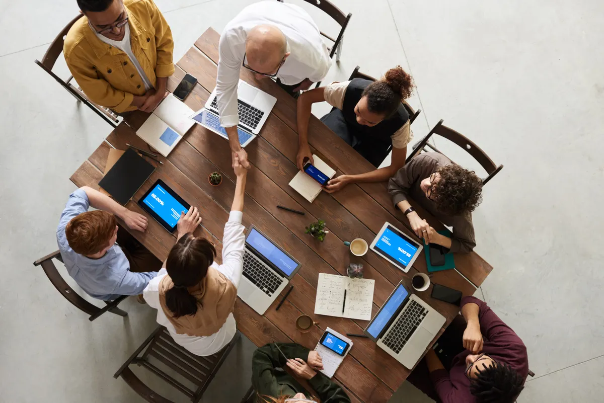 Equipo ejecutivo revisando informes financieros